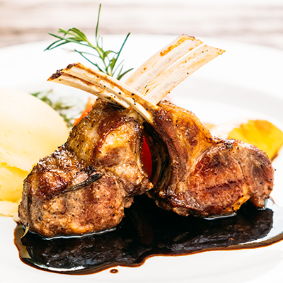 Chuletas de cordero a la parilla con salsa de Oporto