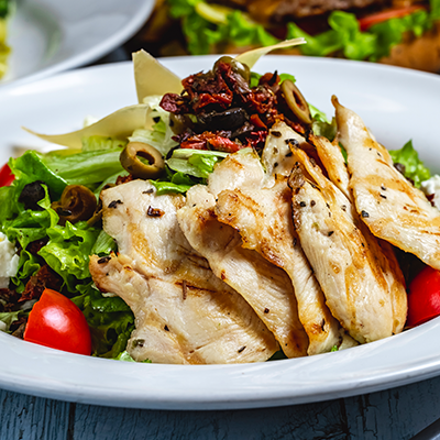 Ensalada de pollo a la parrilla con queso blanco y aceitunas