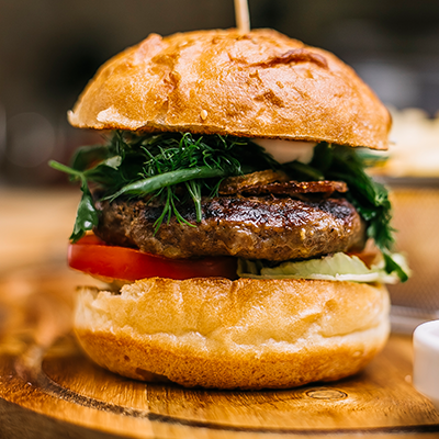 Hamburguesa de Wagyu con huevo y salsa de mostaza